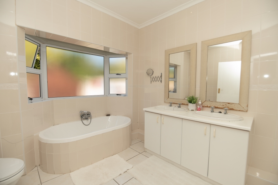 4 Bedroom Property for Sale in Summerstrand Eastern Cape